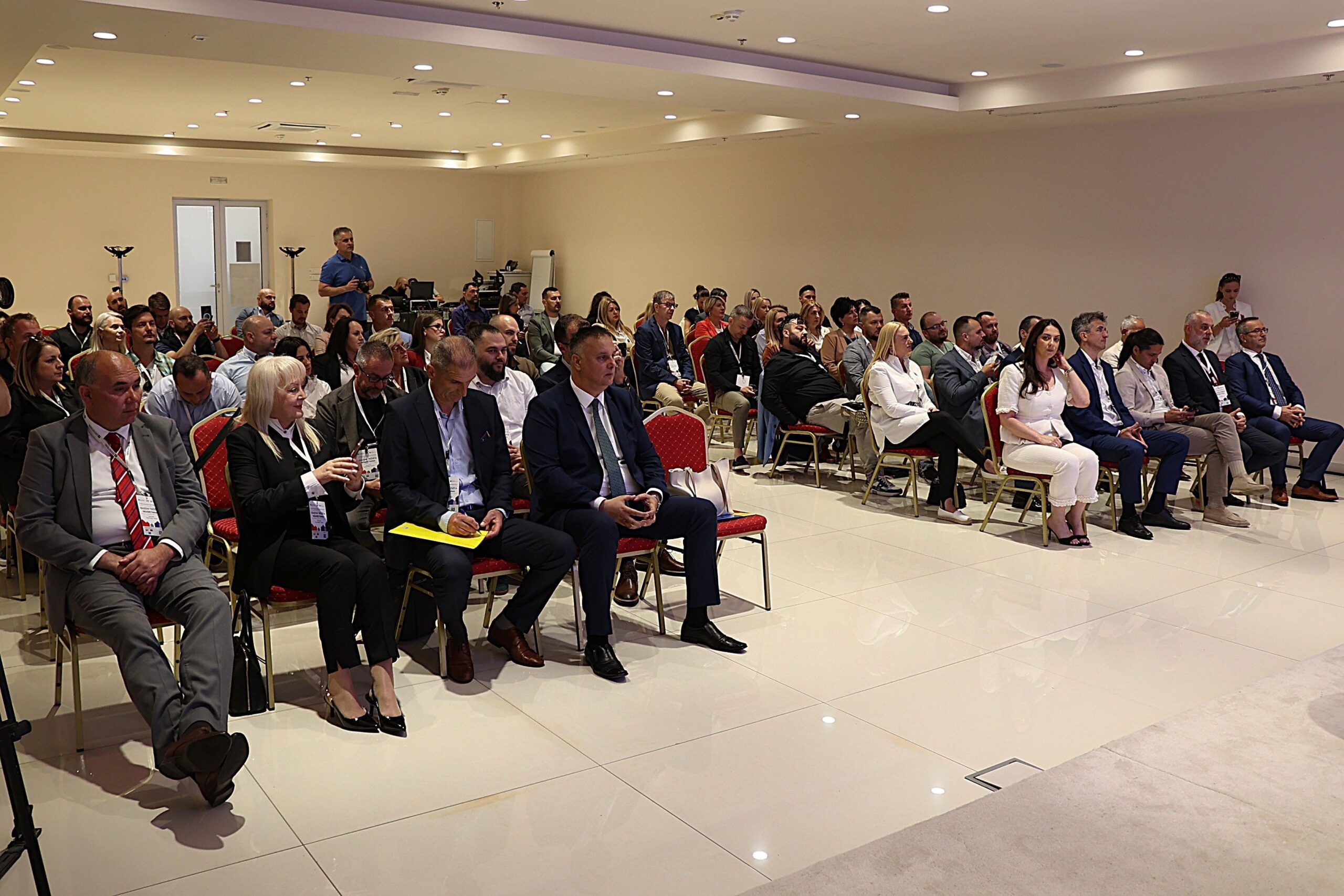 U ORGANIZACIJI PRIVREDNE KOMORE FBiH A UZ POTPORU VLADE FBiH I FEDERALNOG MINISTARSTVA RAZVOJA PODUZETNIŠTVA I OBRTA, ODŽANA TREĆA MEĐUNARODNA KONFERENCIJA “IZAZOVI TRŽIŠTA NEKRETNINA”